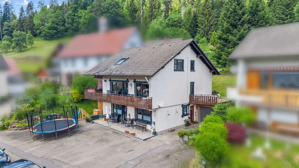 Immobilie in Enzklösterle - Viel Platz für die Familie – Haus mit Einliegerwohnung & großem Garten in Enzklösterle-Gompelscheuer - Bild 1