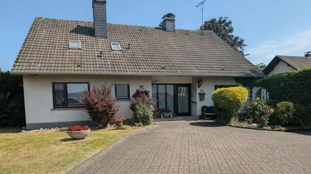 Immobilie in Bebra - Bebra-Breitenbach: Einfamilienhaus mit ausgebautem Dachgeschoss in bester Lage und großem Grundstück - Bild 0