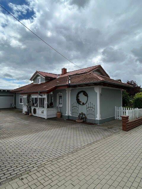 Immobilie in Haiger - Toller Bungalow mit überdachter Terrasse, Doppelgarage und schönem Garten in Haiger-Allendorf gelegen - Bild 2
