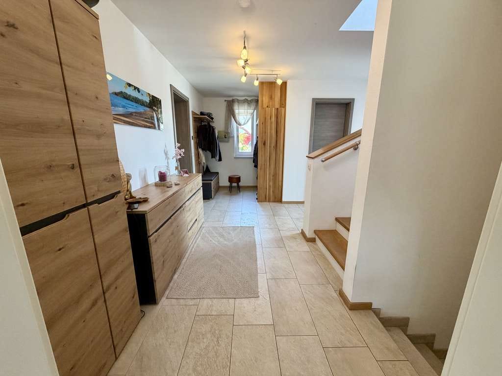 Immobilie in Buch am Erlbach - Exklusives Einfamilienhaus mit Einliegerbereich, Pool, Sauna & PV-Anlage - Bild 4
