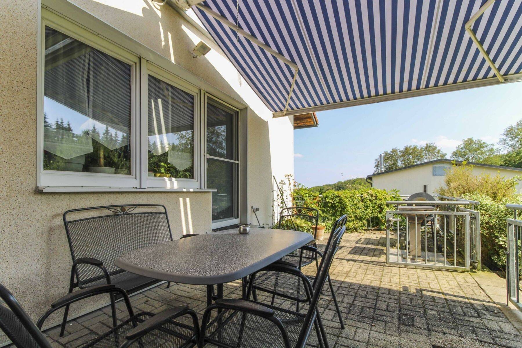 Immobilie in Duggendorf - Zweifamilienhaus mit Einliegerwohnung, Gewerbehalle, Garagen, Werkstatt und Garten in ruhiger Lage - Bild 3