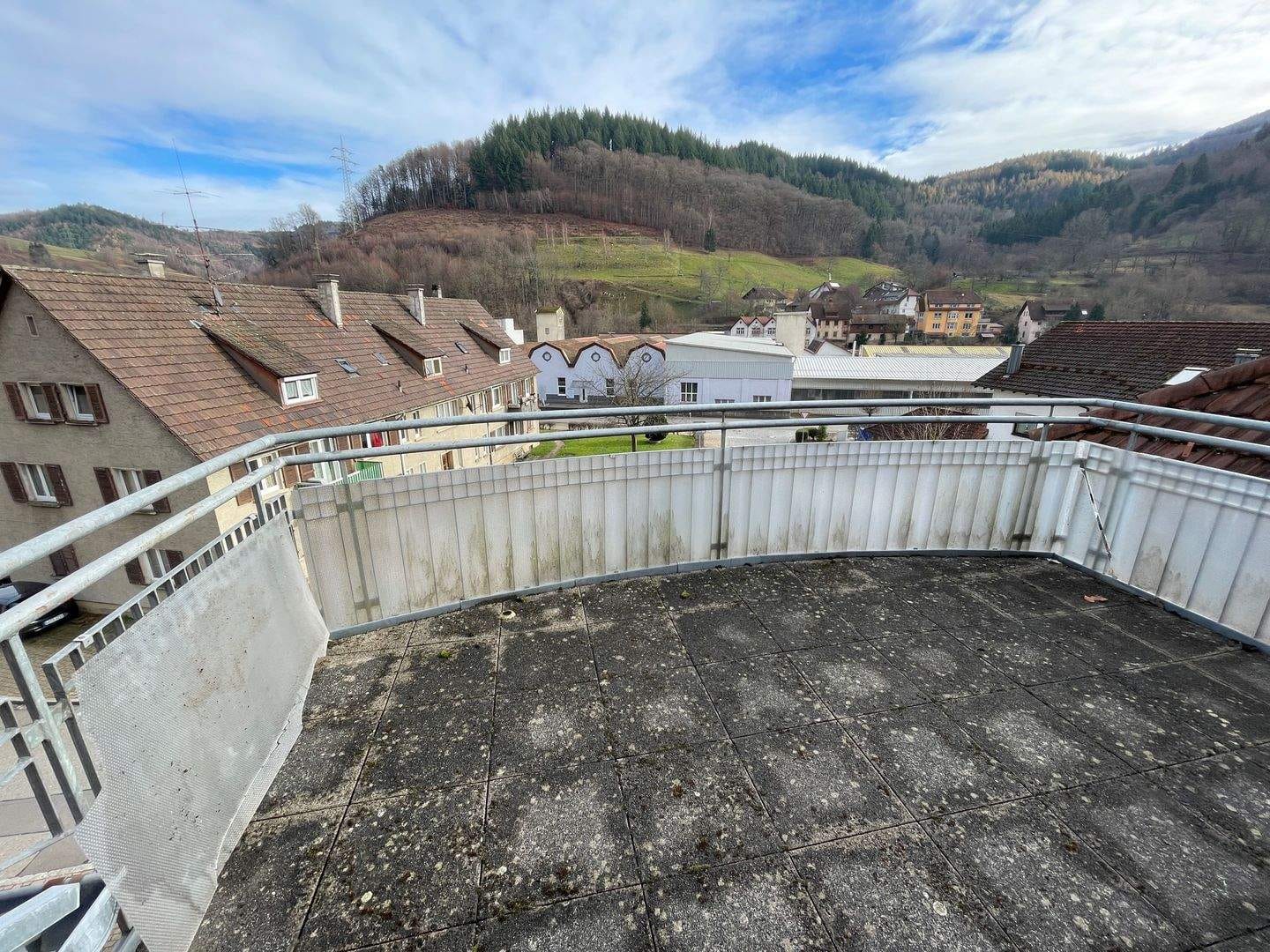 Immobilie in Zell im Wiesental - 2-Zimmer-Dachgeschosswohnung mit großem Balkon, Einbauküche, ausgebautem Dachspitz und Pkw-Stellplatz im Freien - Bild 3