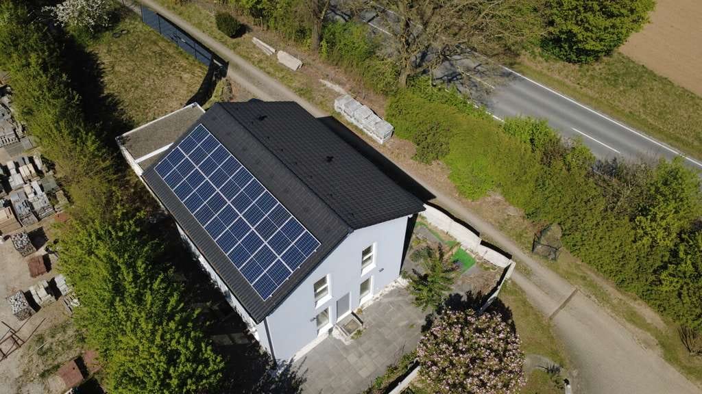 Immobilie in Vilsheim - Wohnen mit Zukunft: 
KfW-55-Einfamilienhaus mit PV-Anlage und Doppelgarage - Bild 0