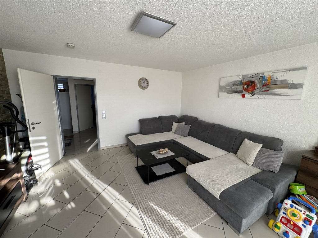Immobilie in Waldbröl - Wohnung im obersten Geschoss  modernisiert, mit Balkon &amp; Kaminofen - Bild 3