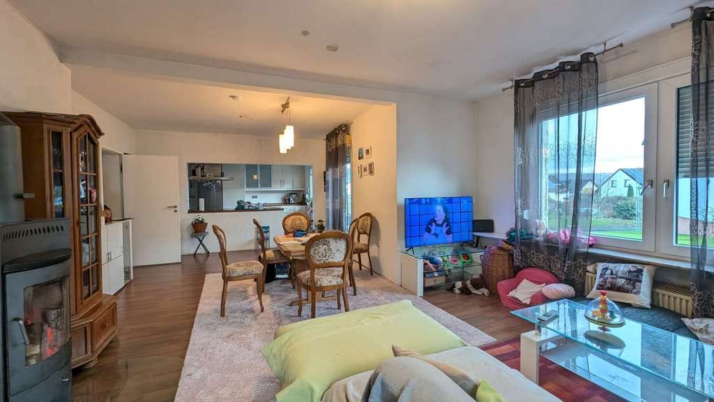 Immobilie in Reinhardshagen - [Veckerhagen] Modernisiertes Zweifamilienhaus mit Balkonen, Terrasse, Garten und Garage - Bild 3