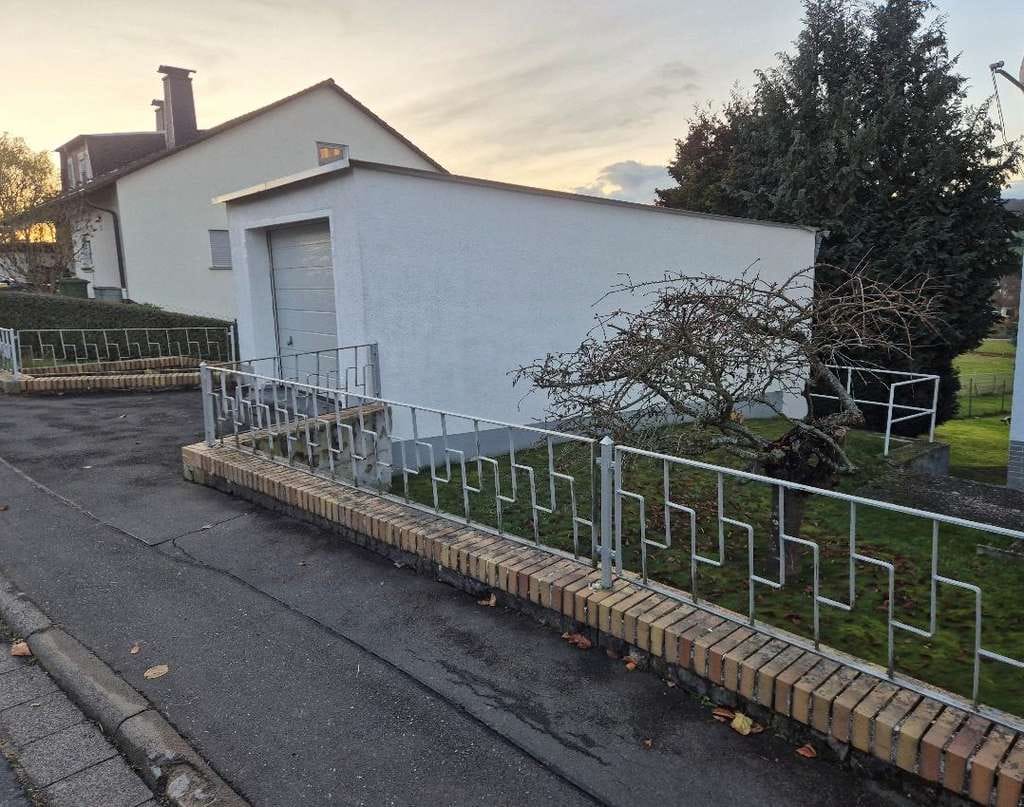 Immobilie in Marburg - Zweifamilienhaus mit großem Grundstück in Marburg-Elnhausen - Bild 1