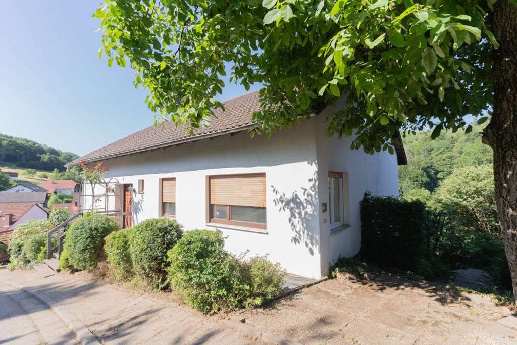 Immobilie in Wald-Michelbach - Entfalten Sie Ihre Wohnträume! Zweifamilienhaus mit Charme in Wald-Michelbach/Kreidach - Bild 1