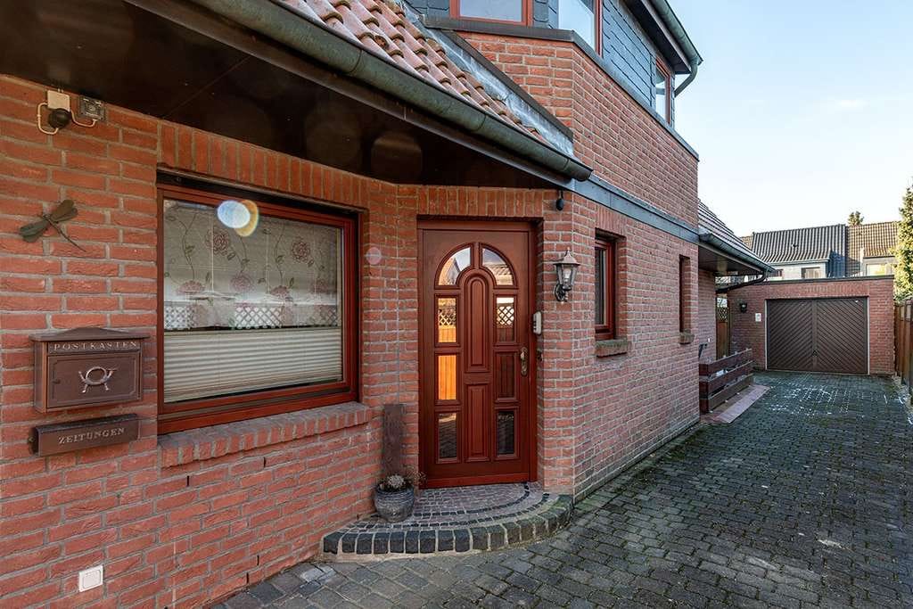 Immobilie in Elmenhorst - Top gepflegtes Zweifamilienhaus mit zwei Kaminen, Vollkeller und Garage in beliebter Ortslage  - Bild 2