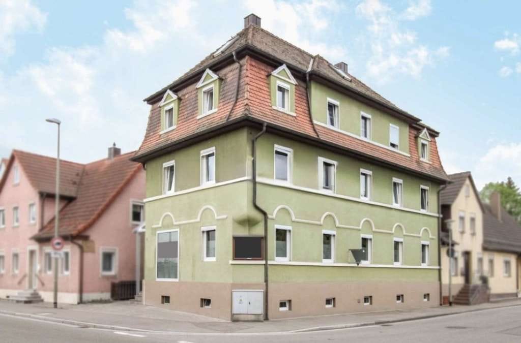 Immobilie in Feuchtwangen - Entwickelbares Wohn und Geschäftshaus mit zwei Wohneinheiten und einer Gewerbeeinheit in zentraler L - Bild 0