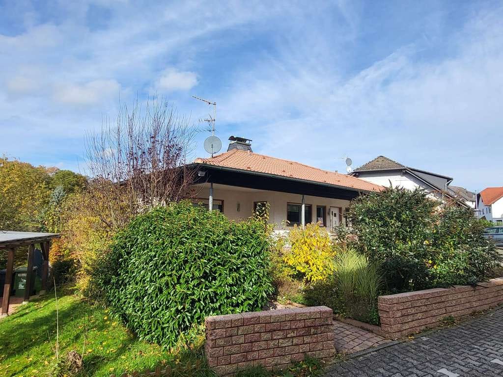 Immobilie in Hammersbach - Stilvoller Bungalow mit separater ELW, Doppelgarage & großem Grundstück - Bild 2
