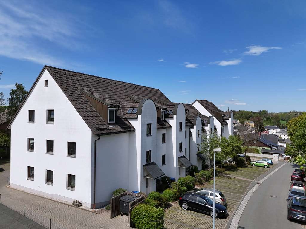 Immobilie in Lengenfeld - [RESERVIERT] 2-Raum Wohnung mit EBK, sonnigem Balkon & Stellplatz in gepflegtem MFH - Bild 2