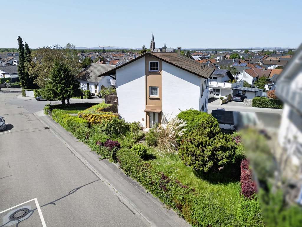 Immobilie in Kuppenheim - Renovierungsbedürftiges Zweifamilienhaus in top Lage von Kuppenheim mit Garagen und Garten - Bild 2