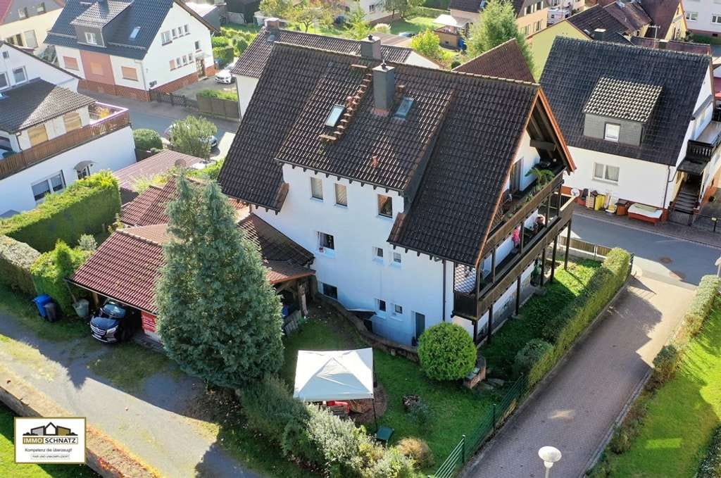 Immobilie in Breuberg - Neuer Preis!: Zwei Wohnungen – ein Preis. Wohnen, wo andere Urlaub machen, mit Garten & Carport - Bild 0
