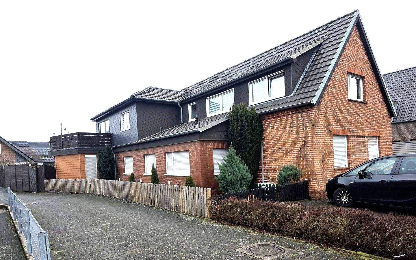 Immobilie in Rheda-Wiedenbrück - Platzwunder mit Potenzial: Freistehendes Zweifamilienhaus (komplett renoviert) mit Gewerbefläche in Wiedenbrück zu verkaufen - Bild 0