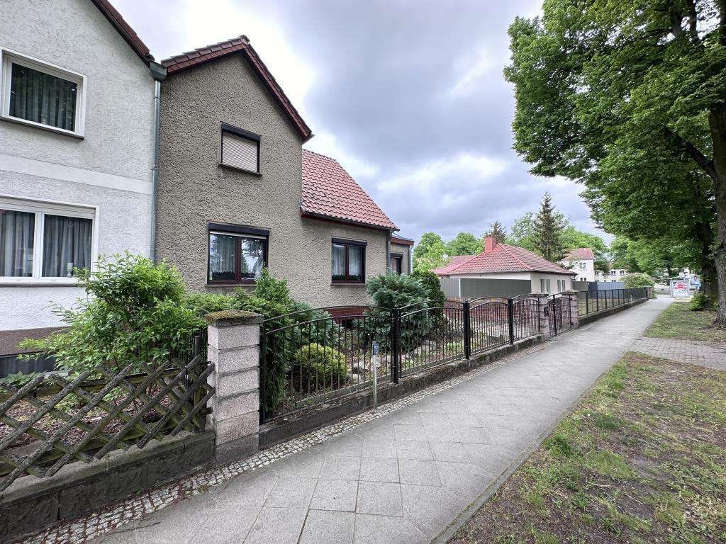 Immobilie in Hennigsdorf - Charmante Doppelhaushälfte mit großem Grundstück und Entwicklungspotenzial in Hennigsdorf - Bild 2
