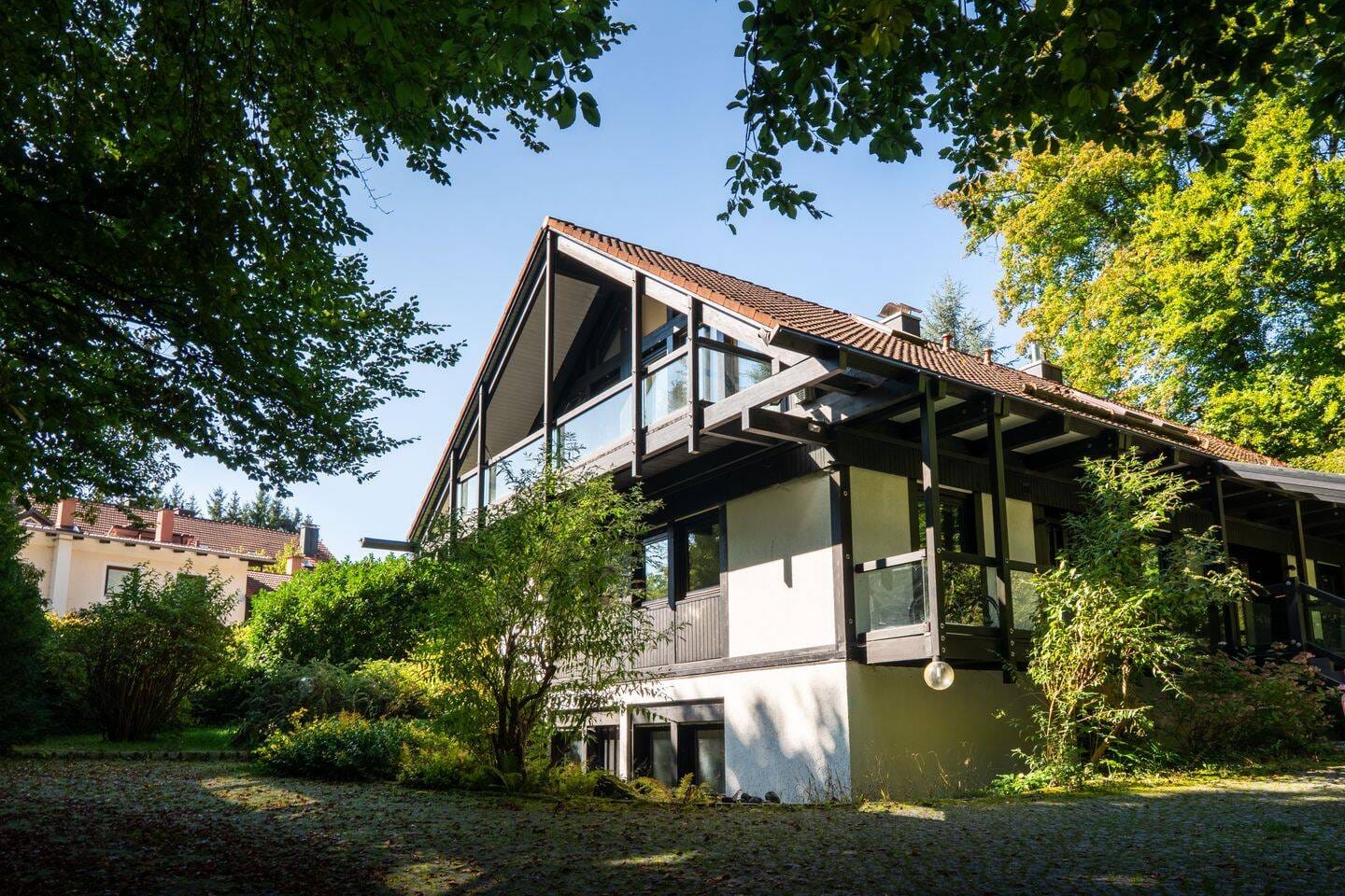 Immobilie in Feldafing - HUF Zweifamilienhaus auf ca. 2.300 m2 Grund in Feldafing - 8 Gehminuten zum See - Ortsrandlage - Bild 2