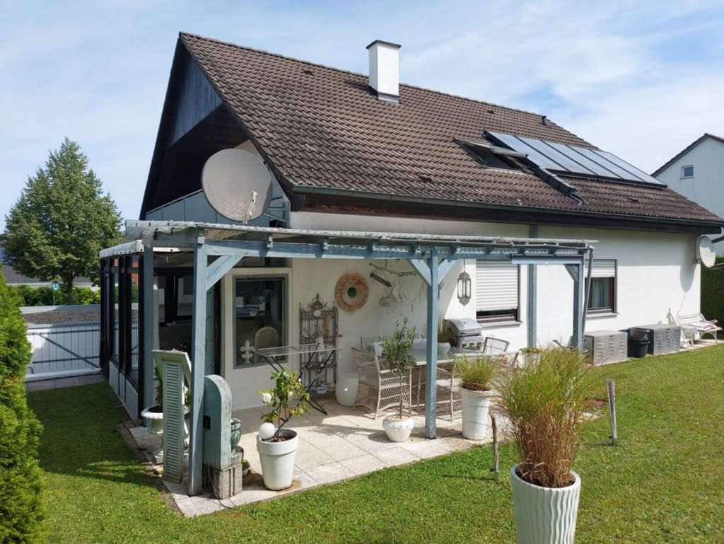 Immobilie in Erdmannhausen - Schönes 2-Familienhaus - überdachte Terrasse - Garten - Wintergarten - Sauna - Doppelgarage - Bild 0