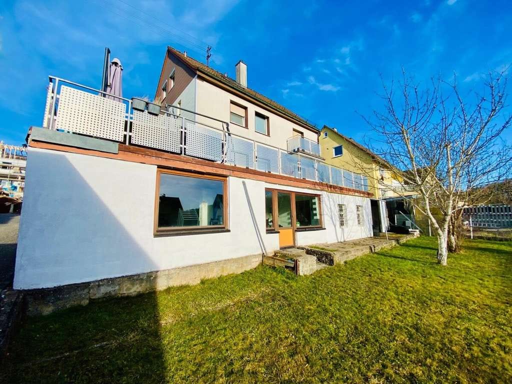 Immobilie in Ellwangen (Jagst) - Modernisiertes Wohnhaus (185 m² Wfl.) als Ein- oder MFH nutzbar, in beliebter, ruhiger Ellw. Lage - Bild 0