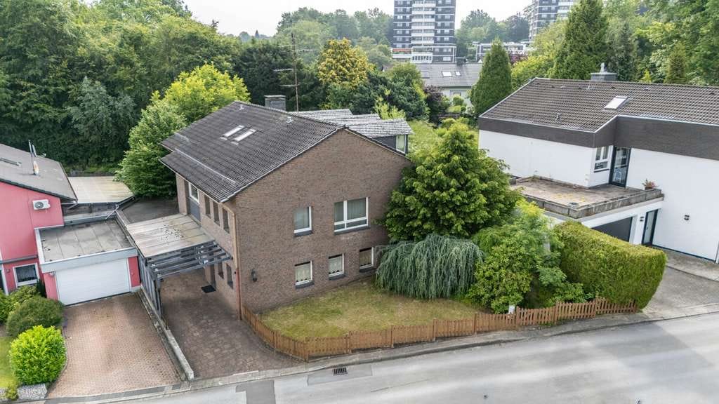Immobilie in Heiligenhaus - Großzügiges Familienhaus mit 9 Zimmern und Mehrgenerationenpotenzial in ruhiger Sackgassenlage - Bild 1