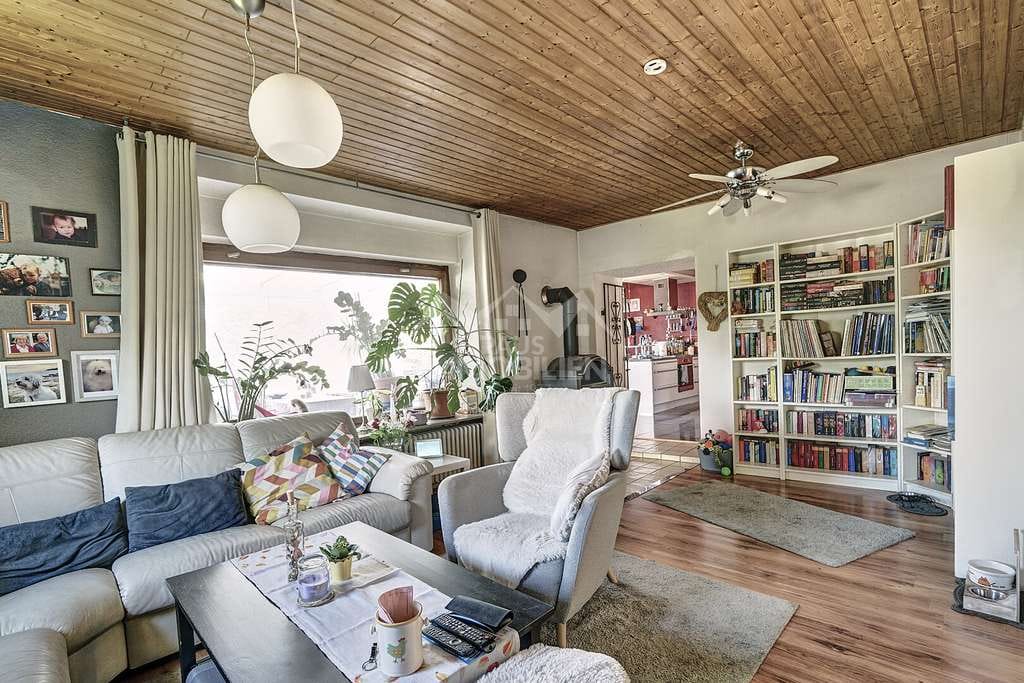 Immobilie in Dattenberg - Zweifamilienhaus in Aussichtslage mit großem Grundstück, Pool und Doppelgarage - Bild 3