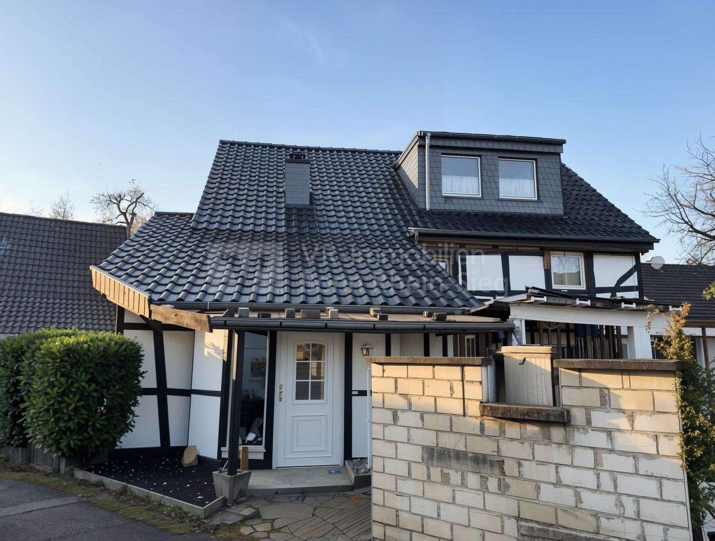 Immobilie in Lohmar - Historisches Fachwerkhaus mit zwei Wohneinheiten - viel Raum für individuelle Wohnideen - Bild 1