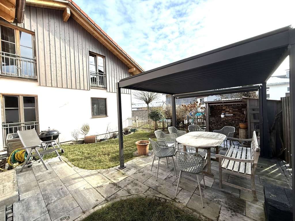 Immobilie in Eiselfing - idyllische Haushälfte in Weilerlage: neuwertige 3-Zimmer mit kl. Garten - Bild 2