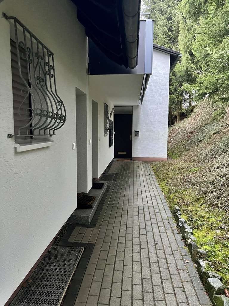 Immobilie in Winterberg - Elkeringhausen: Ferienwohnung mit Balkon, Stellplatz und Nähe zum Skigebiet Winterberg - Bild 1
