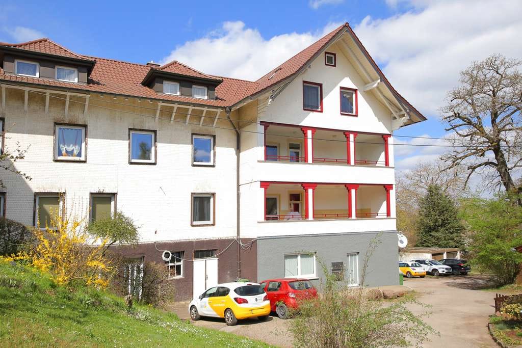 Immobilie in Schömberg - DG-Traum: 3,5 Zimmer mit Aussicht, modernisiert, teilmöbliert & sofort bezugsbereit - Bild 2