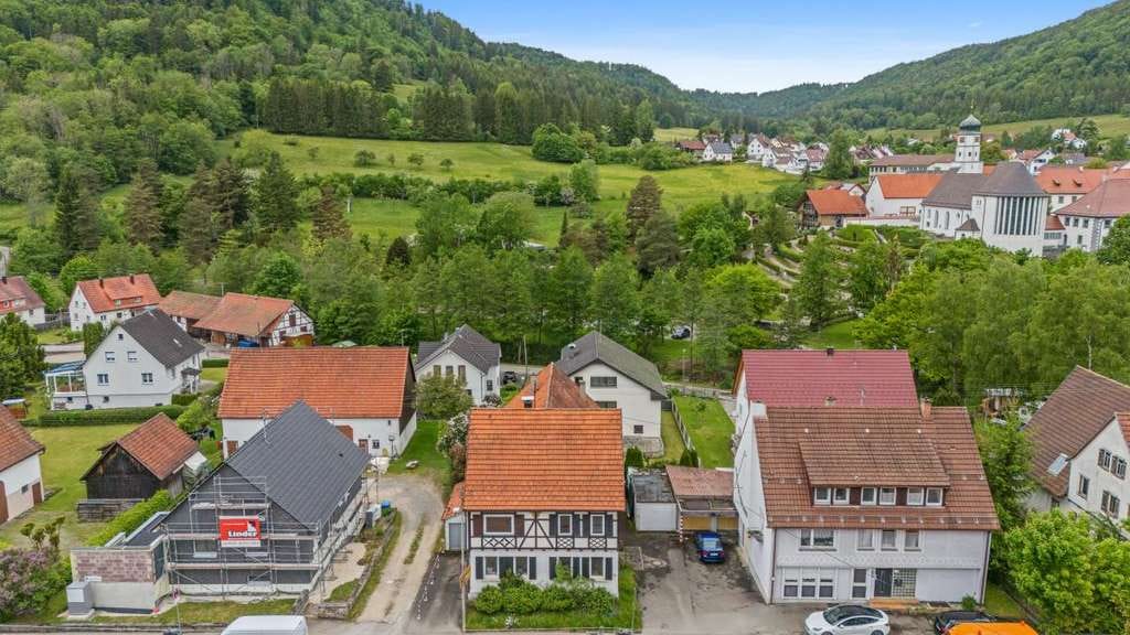 Immobilie in Albstadt - Großzügiges Wohnhaus mit integriertem Lager-/Gewerbebereich in Albstadt-Margrethausen! - Bild 3