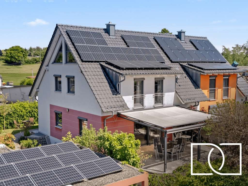 Immobilie in Mistelgau - Raumwunder! Energieeffizientes Einfamilienhaus mit Wintergarten, Pool und traumhaftem Garten - Bild 0