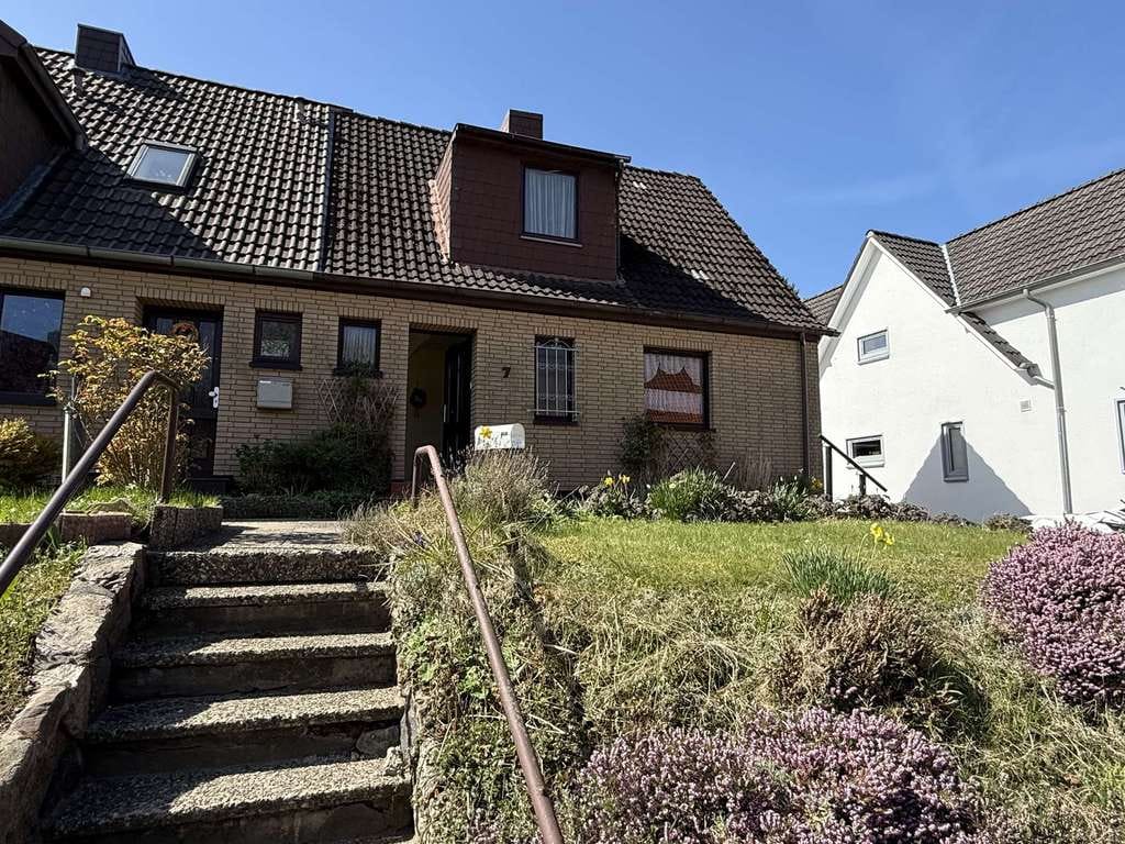 Immobilie in Eckernförde - Charmante Doppelhaushälfte mit großem Garten – ideal für Handwerker mit Vision - Bild 1