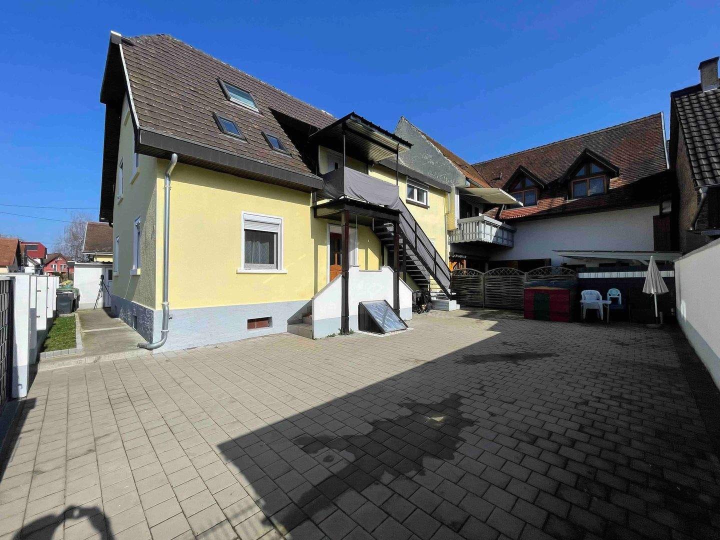 Immobilie in Schwanau - Platz für eine große Familie! Modernisiertes Zweifamilienhaus mit kleinem Garten und großem Hof - Bild 1