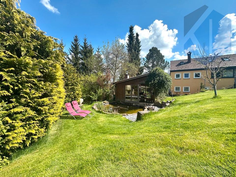 Immobilie in Königsfeld im Schwarzwald - Einfamilienhaus mit Einliegerwohnung auf weitläufigem Grundstück - ideal für Ausbau oder Neubauanteil - Bild 0