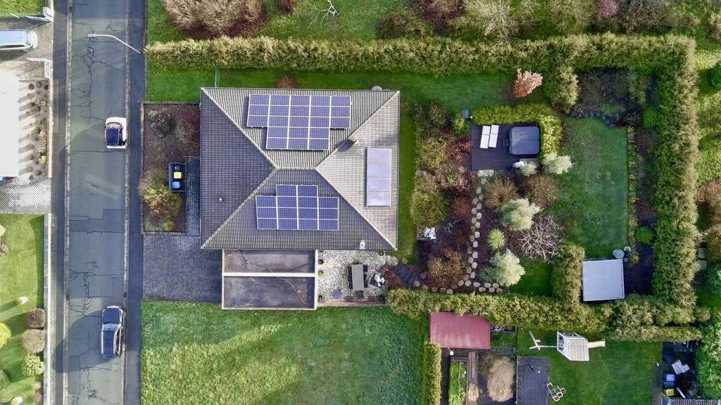 Immobilie in Ehringshausen - Ihr neues Zuhause: energieeffizienter Bungalow KFW 70 - mit Photovoltaik und Wärmepumpe BJ 2013 - Bild 1