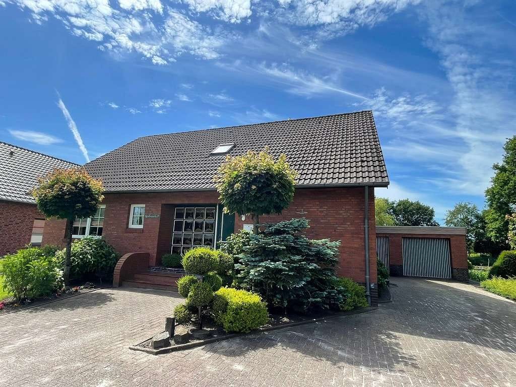 Immobilie in Moormerland - Großzügiges Einfamilienwohnhaus mit Kamin, Südterrasse und traumhaften Teichblick - Bild 1