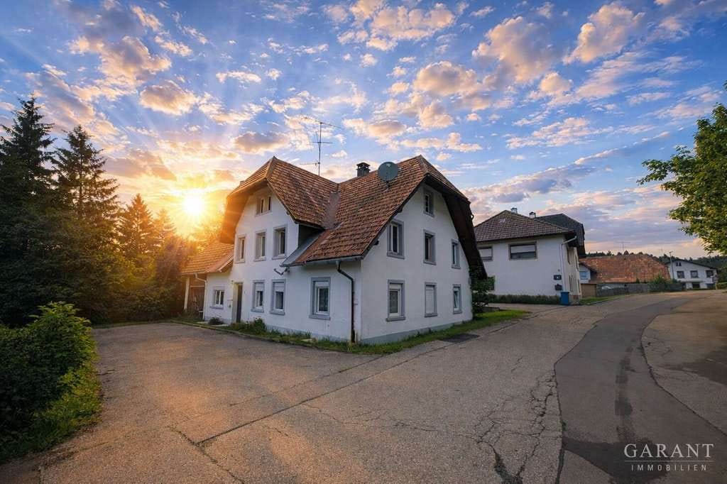 Immobilie in Herrischried - Traditionelles Einfamilienhaus mit zeitlosem Charme und attraktivem Entwicklungspotenzial! - Bild 1