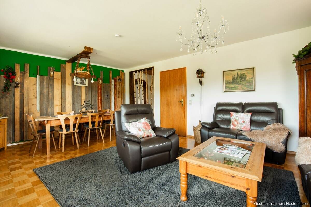 Immobilie in Eisenbach - Ferienimmobilie mit Ausbaupotenzial - Schwarzwaldhaus auf 4.581 m² Grundstück - Bild 3