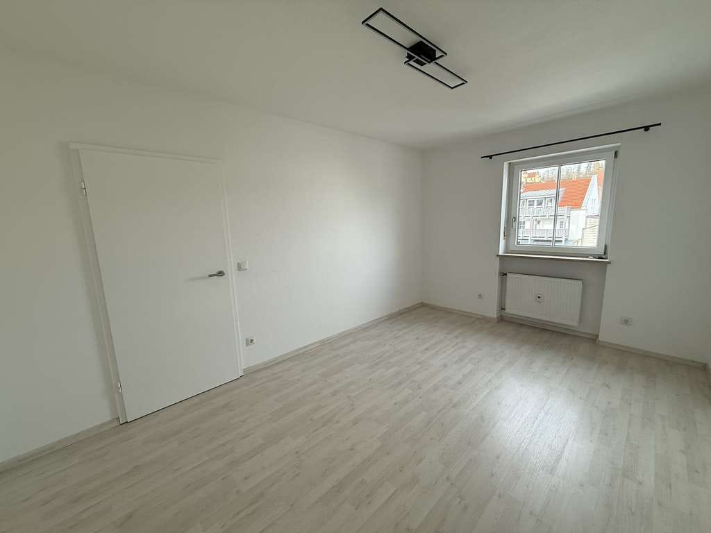 Immobilie in Trostberg - zentral gelegene neuwertige 2-Zimmer-Wohnung mit Aufzug und TG sofort beziehbar - Bild 4