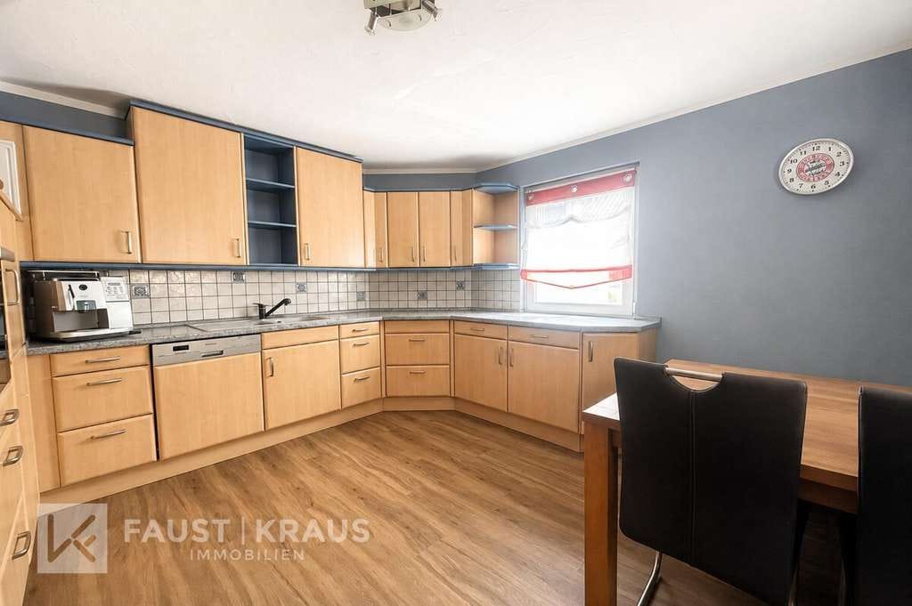 Immobilie in Weibersbrunn - Gepflegtes Wohnhaus mit großem Grundstück, Garage, Carport und vielseitigen Nutzungsmöglichkeiten - Bild 1