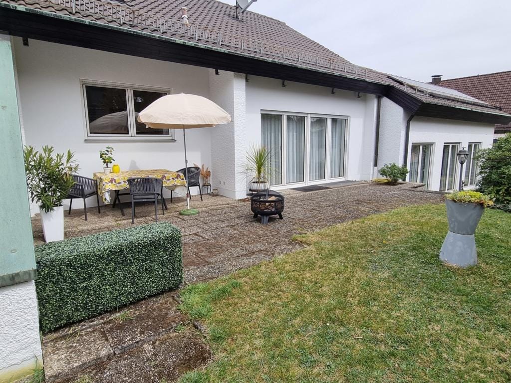 Immobilie in Röthenbach an der Pegnitz - James-Bond-Flair-Living - top instandgehalten auf großem Grund mit 7 Garagenstellplätzen - Bild 2