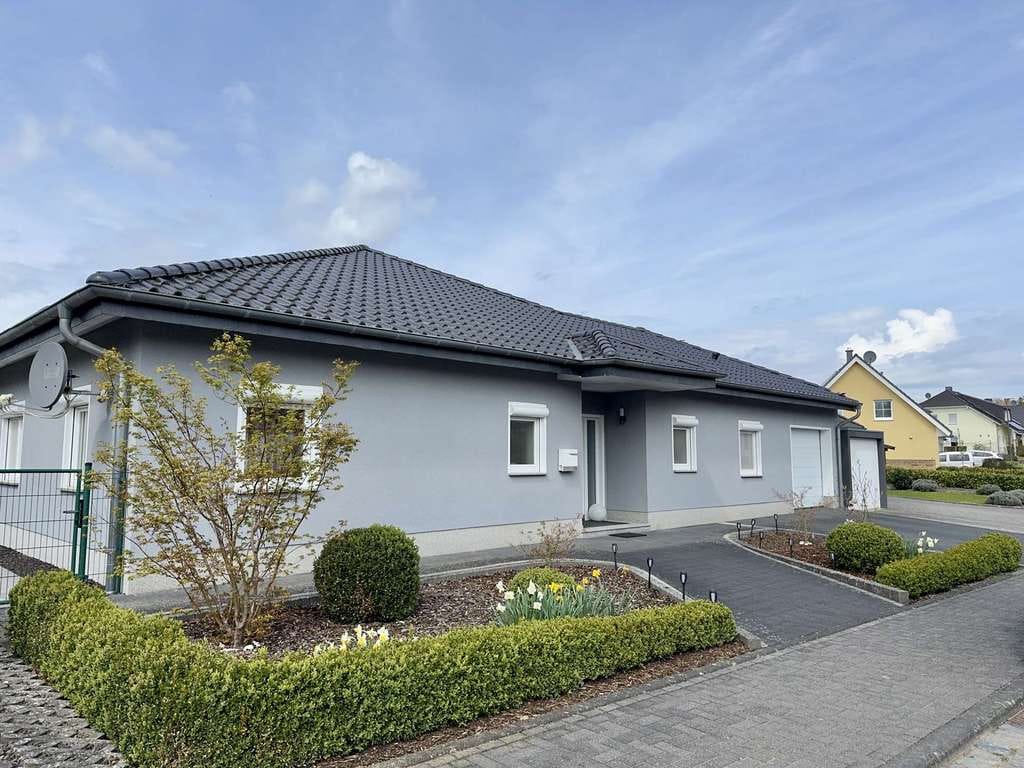 Immobilie in Miehlen - Exklusiver Familienbungalow mit Gartenidylle, Sauna und nachhaltiger Energietechnik - Bild 0