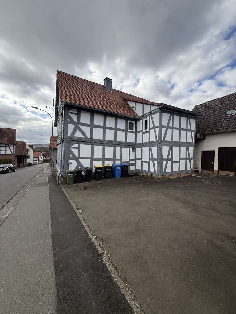 Immobilie in Cölbe - Zweifamilienhaus in zentraler Wohnlage von Cölbe - Bild 1