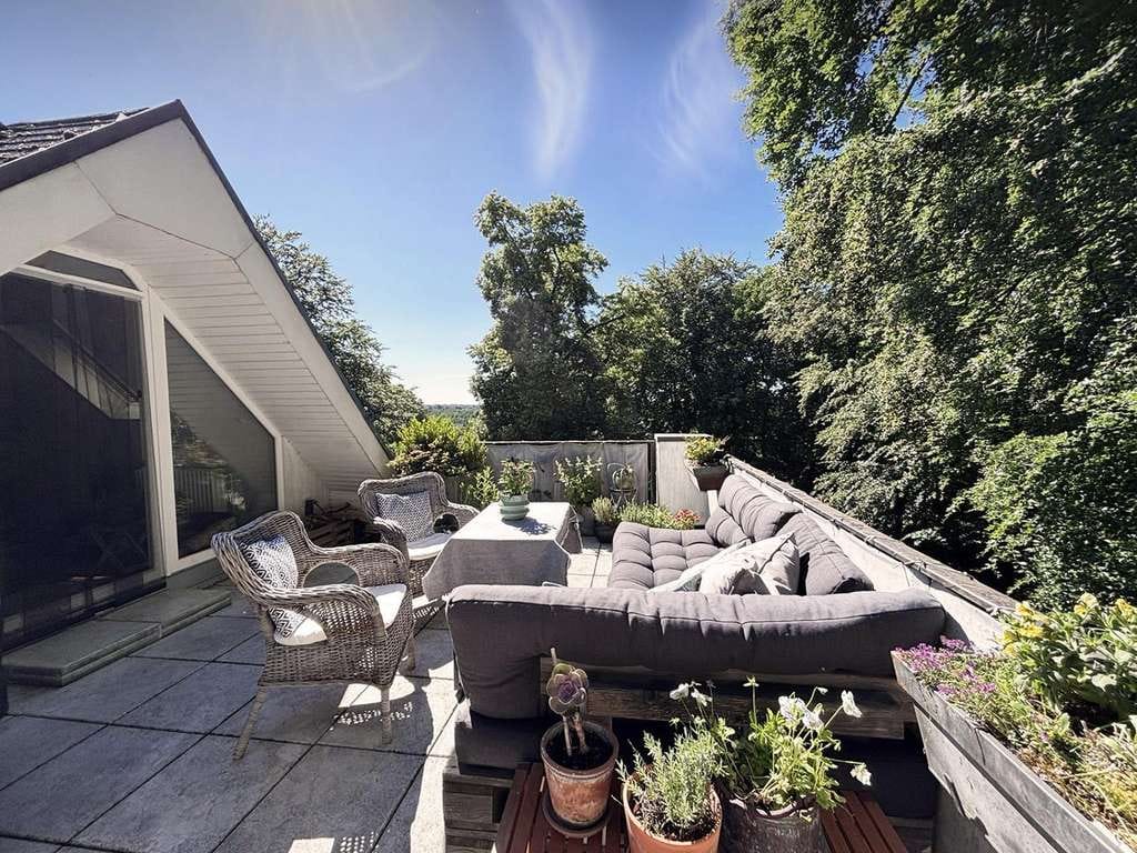 Immobilie in Aumühle - Arbeiten in Hamburg, wohnen im Grünen. Mit sonniger Dachterrasse. - Bild 0