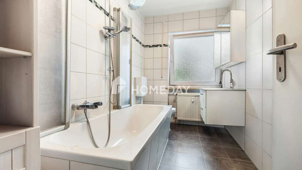 Immobilie in Roth - Gepflegtes Mehrfamilienhaus mit 4 Einheiten, großem Grundstück & stabilen Mieteinnahmen
 - Bild 2