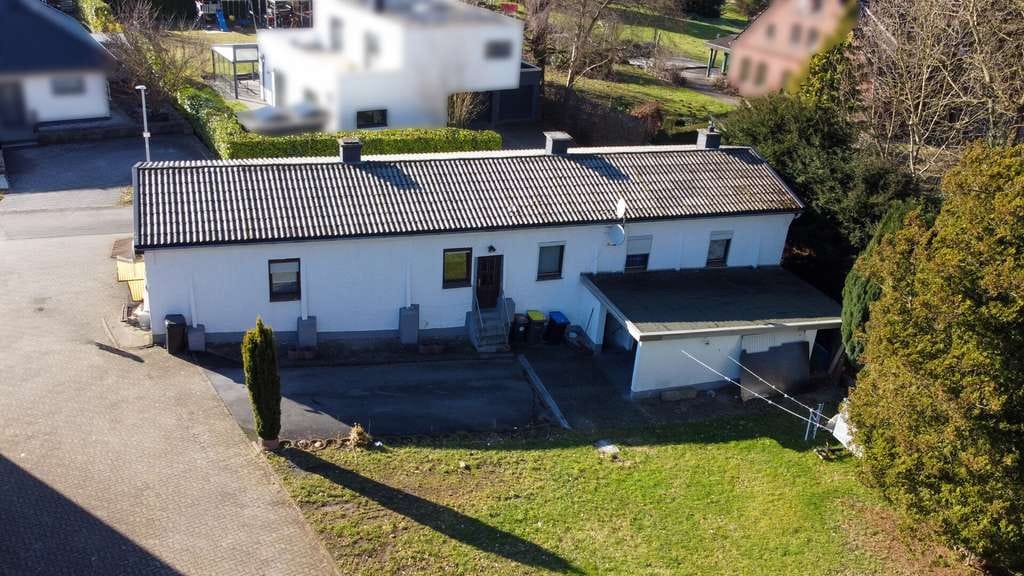 Immobilie in Hiddenhausen - Vermietetes Zweifamilienhaus mit 130 m² Wohnfläche, 1.600 m² Grundstück in Hiddenhausen - Bild 0