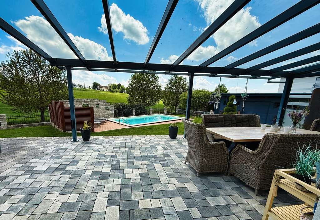 Immobilie in Rennertshofen - Exklusives Wohnen mit unverbaubarem Weitblick – stilvolles Familienanwesen mit Pool in Rennertshofen - Bild 1