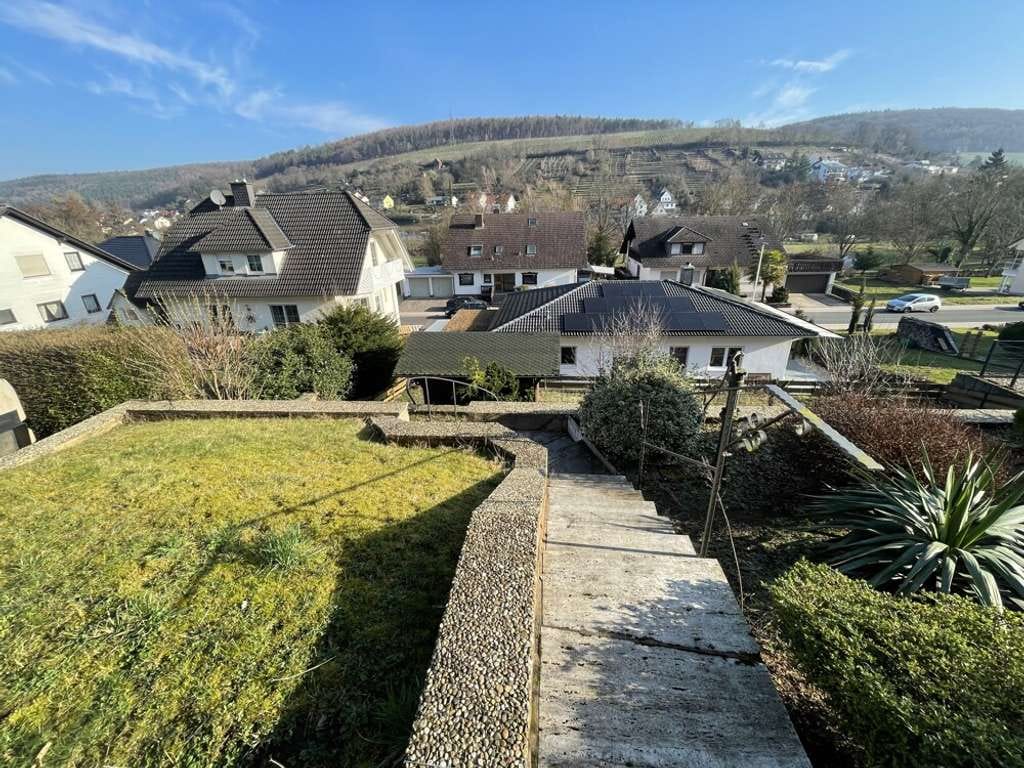 Immobilie in Elsenfeld - Herrlicher Ausblick und ruhige Lage ... Einfamilienhaus mit viel Platz zum Ausbreiten! - Bild 2