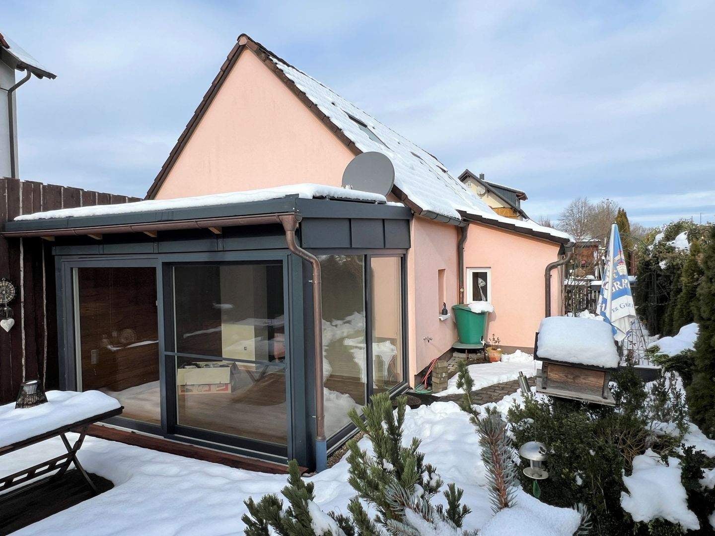 Immobilie in Berg b.Neumarkt i.d.OPf. - Ankommen und Zuhause sein: 2004 kernsaniertes Einfamilienhaus mit Wintergartenanbau (2025), Carport und Nebengebäuden! - Bild 0