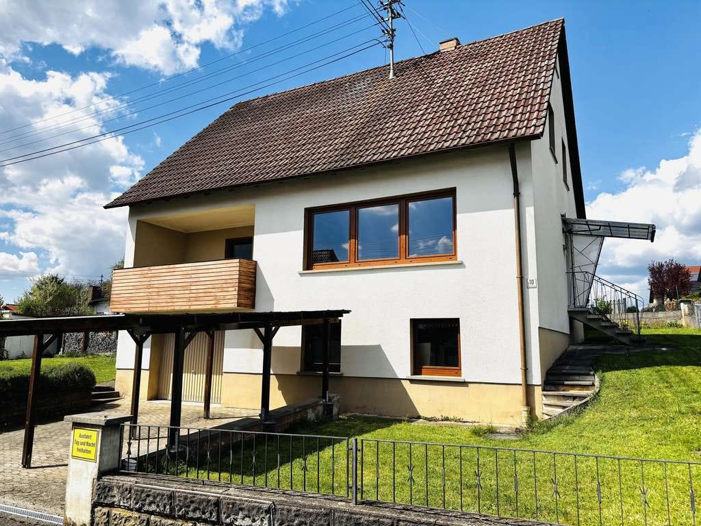 Immobilie in Hofheim in Unterfranken - Raum für eigene Wohnideen! Ruhig und sonnig gelegenes Haus mit zwei Balkone, Garage, Carport,  Wohn - Bild 1