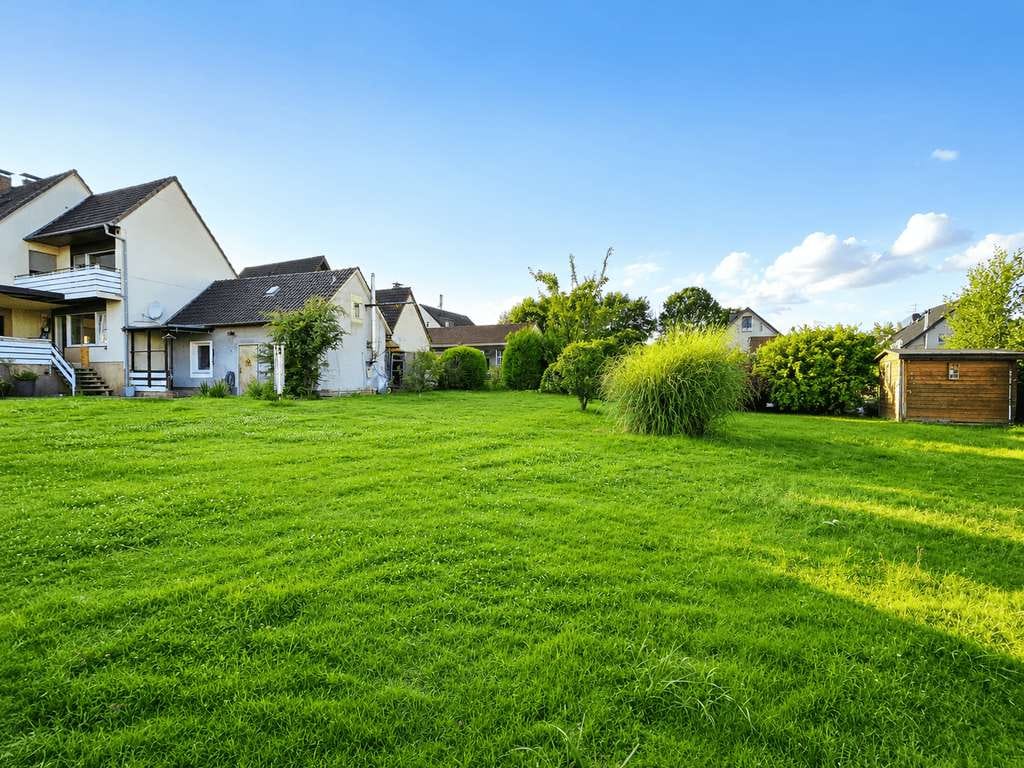 Immobilie in Leopoldshöhe - Großzügiges Zweifamilienhaus mit über 2.065 m² Grundstück und zusätzlichem Entwicklungspotenzial - Bild 0